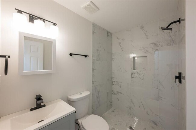 Building Photo - 2027 Lois Pl NW