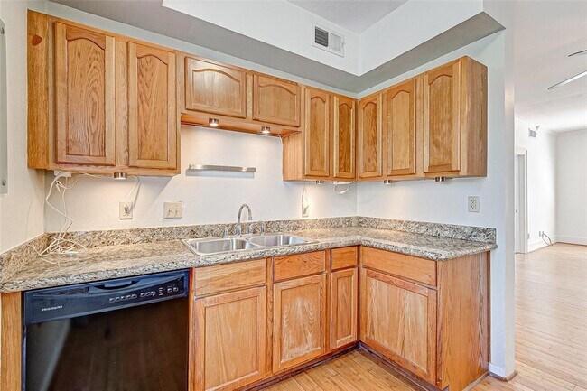 Building Photo - 1024 Heights Blvd