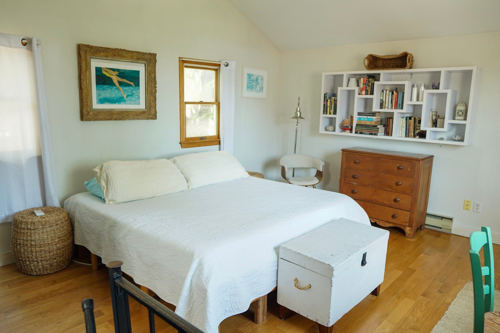 Bedroom - King Sized Bed - 1 White Way