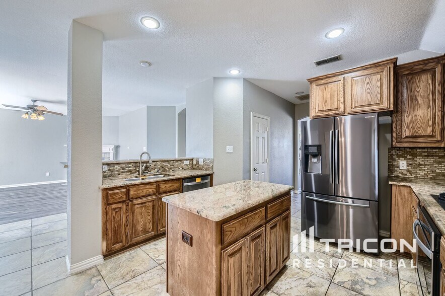 Building Photo - 2785 Greenway Dr