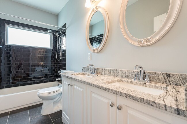 Building Photo - Stunning 3BD, 2.5BA Downtown Raleigh Home with a Fenced Yard