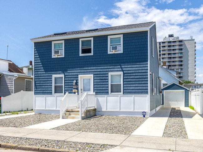 Building Photo - 228 N Dudley Ave
