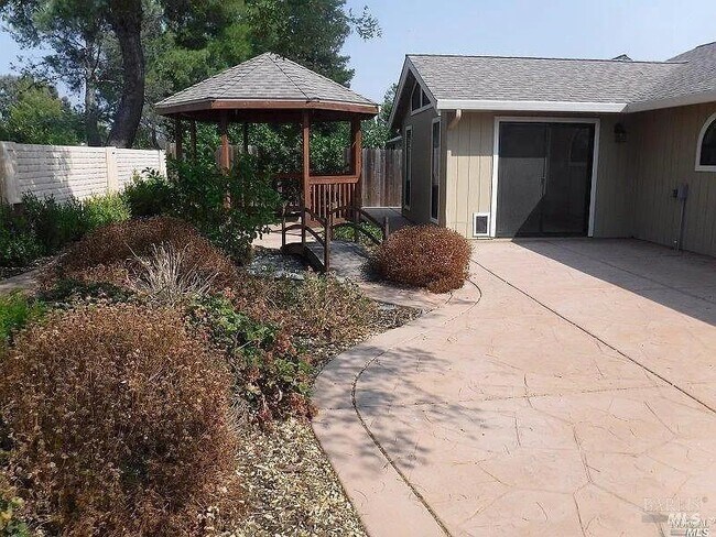 Building Photo - 312 Larkspur Dr