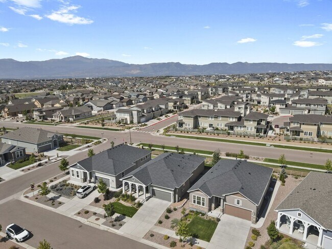 Building Photo - Single Family w/ Elegance
