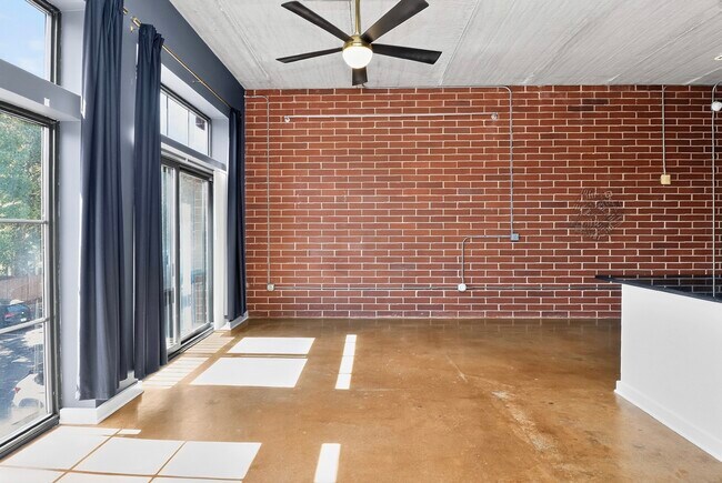 Building Photo - 626 N Graham St