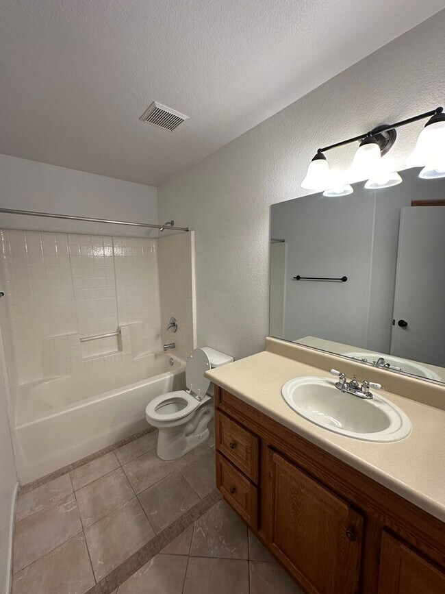 Building Photo - MUST SEE 2 BEDROOM CONDO!