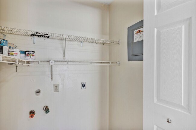 Building Photo - Charming 2-Bedroom Apartment for Rent – Great Location in Ocala! Deposit-Free Move-In Available t...