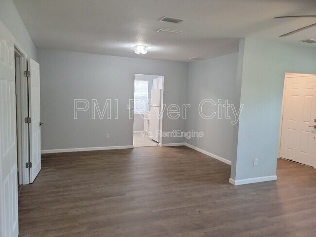 Building Photo - 1356 River Hills Cir E