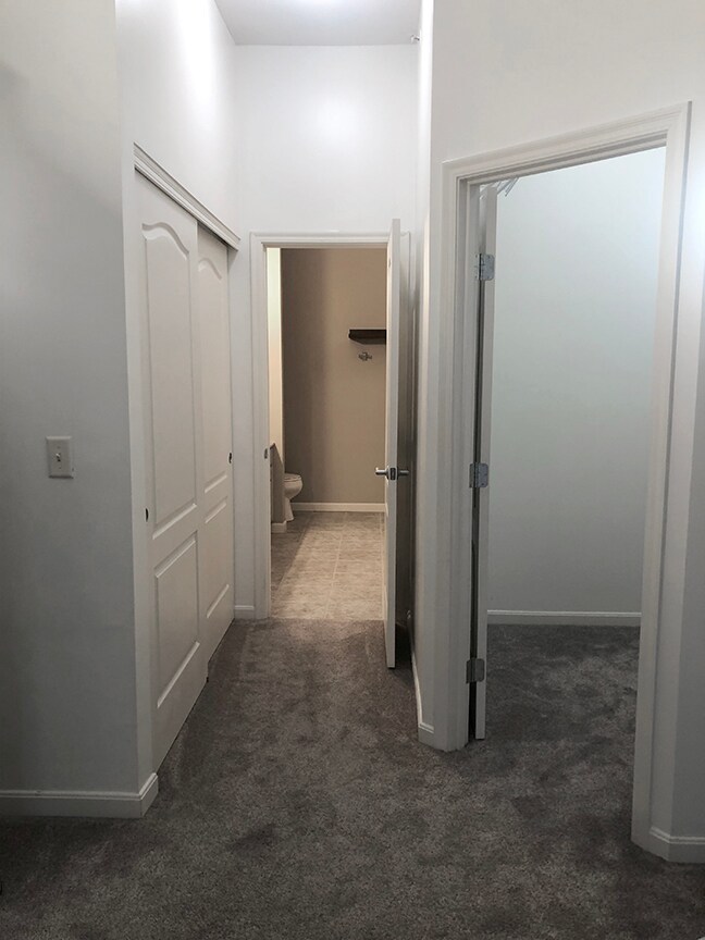 Building Photo - 285 Skyview Ct