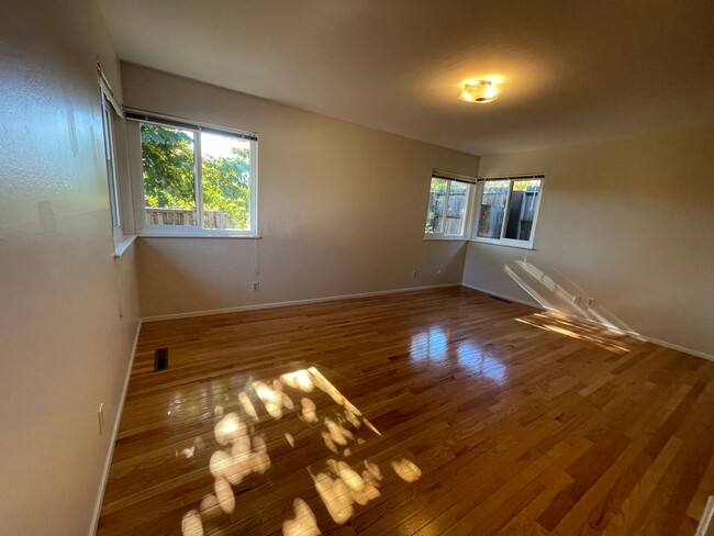 Building Photo - Lovely Santa Rosa 3 bedroom 3 bathroom Hom...