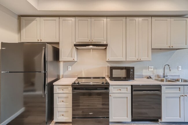 Building Photo - Accessible Townhome near Edgewater!