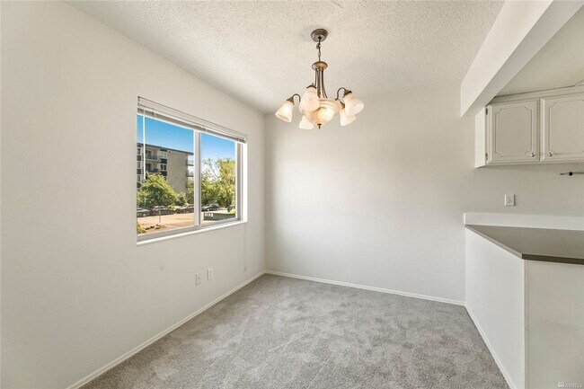 Building Photo - Spacious 1 bed/1bath, Parking included!