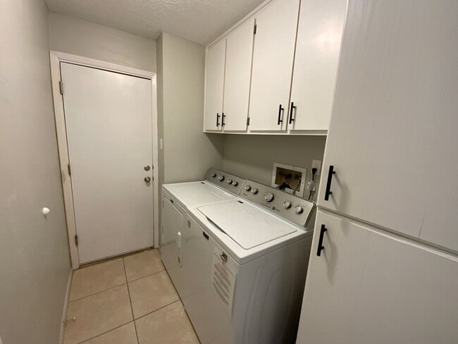 Building Photo - 4 Bedroom with Office Single Story Home Av...