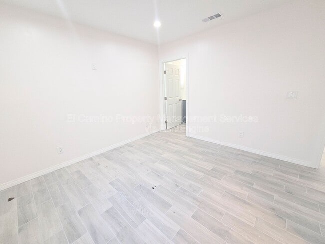 Building Photo - 4064 E 60th St