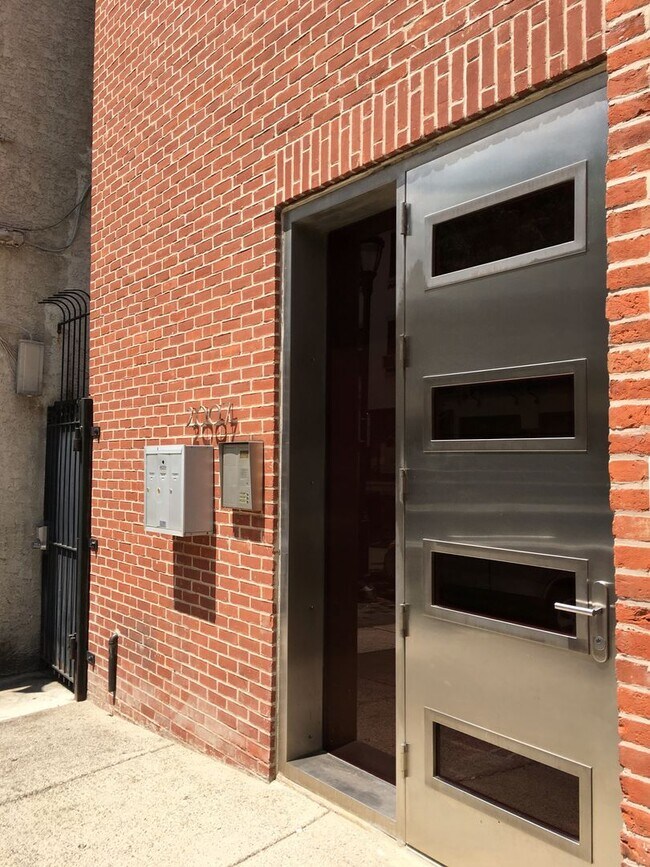 Building Photo - 116 S 20th St