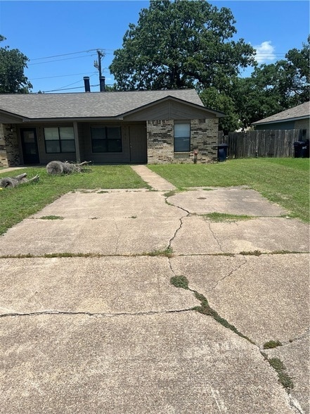 Building Photo - 2303 W Creek Ln