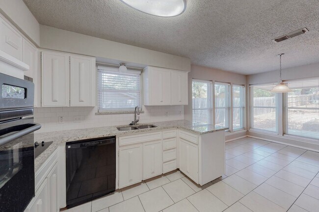 Building Photo - Available June 1st! 3 Bedroom 2 Bath East ...