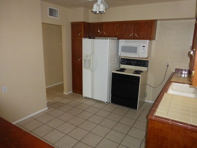 Building Photo - 4 Bedroom rental home in Tempe! Move in 10/1!