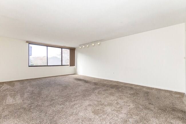 Building Photo - 404 Paradise Rd