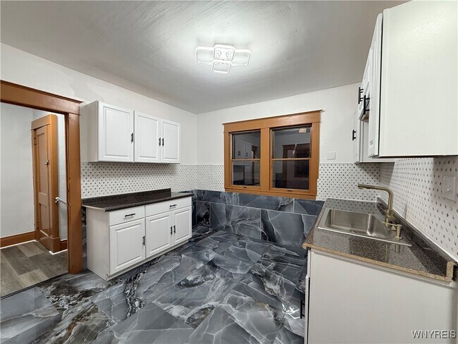 Building Photo - 111 Dempster St