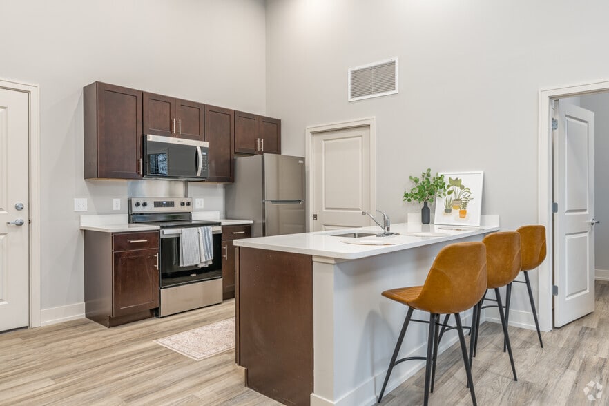 2BR, 2BA - 826SF - Kitchen - ELEVATE 340