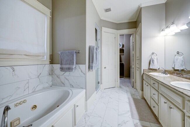 Building Photo - 1126 W 17th St