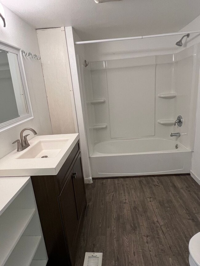Building Photo - 3 bedroom in Dimond Estates