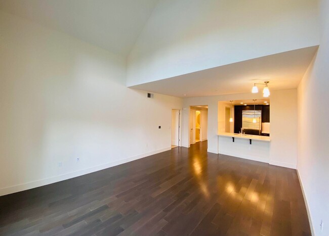 Building Photo - Gorgeous Top Floor Condo Located in Downto...