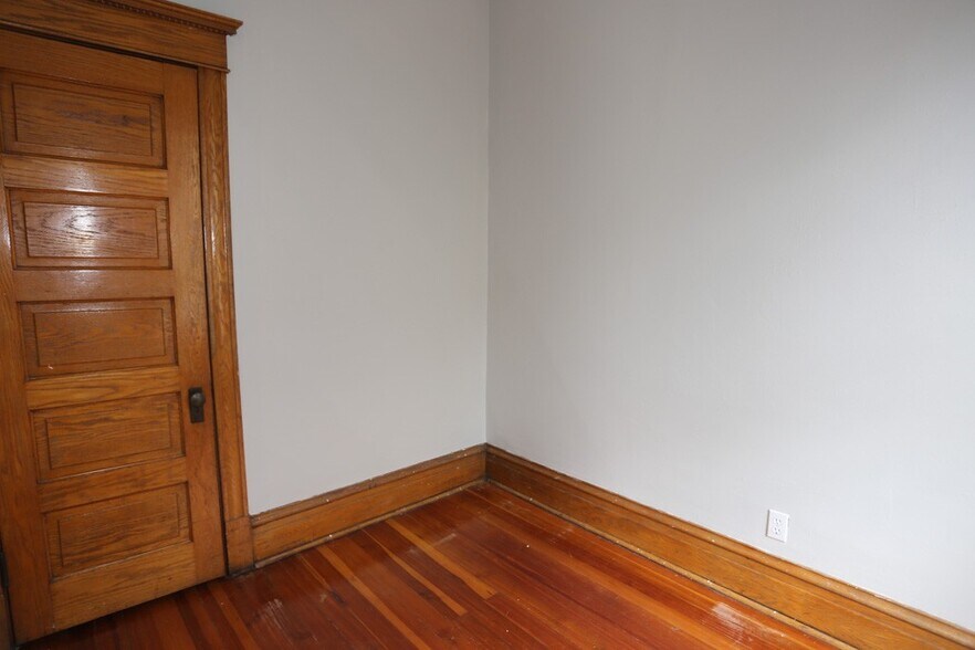 Building Photo - 1326 N Claremont Ave