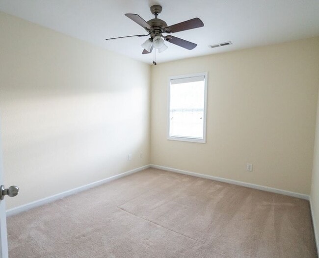 Building Photo - 3 Bedroom, 2 Bath End unit Townhome for Rent