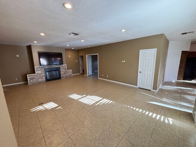 Building Photo - Stunning 3Bed/2Bath/2Car 1st Floor Condo with Private Yard, and Luxurious Amenities! $300 Off Mov...