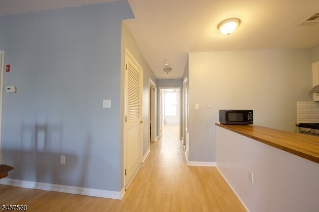 Building Photo - 372 Bramhall Ave