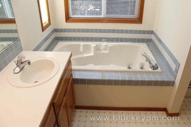 Building Photo - 4 Bed, 3 Bath Home w/ 1 Bed and 1 Full Bath on Main Near Bethany/Rock Creek