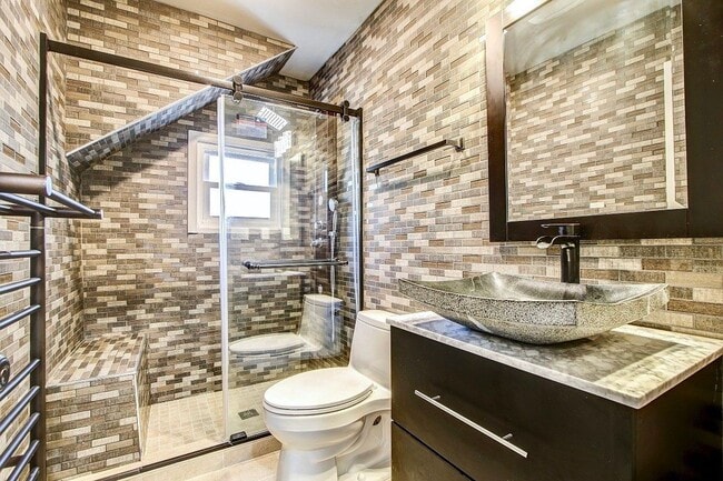 Building Photo - Gorgeous 5 BED + 3.5 Ba in Main House, 1 + 1 in BSMT, 1 + 1 above garage  in the Heart of Downtow...