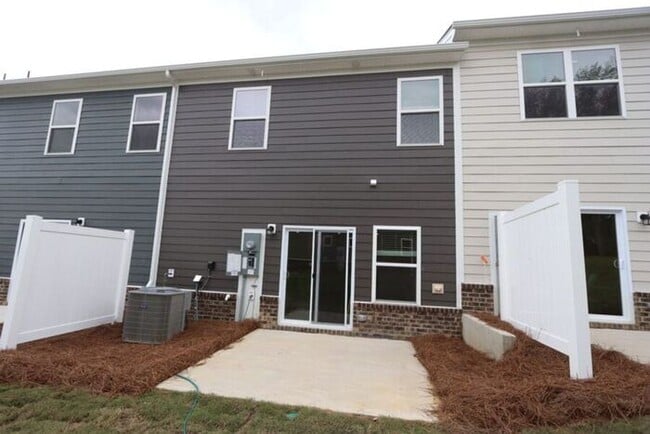 Building Photo - 3BR/3BA Townhome w/ Patio + Community Pool in Matthews
