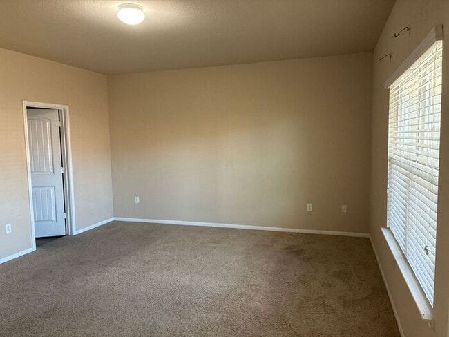Building Photo - **Move-In Bonus! $500 Amazon Gift Card with 12-Month Lease at Current Rent**