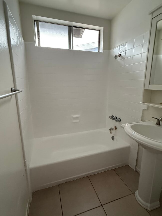 Building Photo - 305-302 N Dwyer Pl