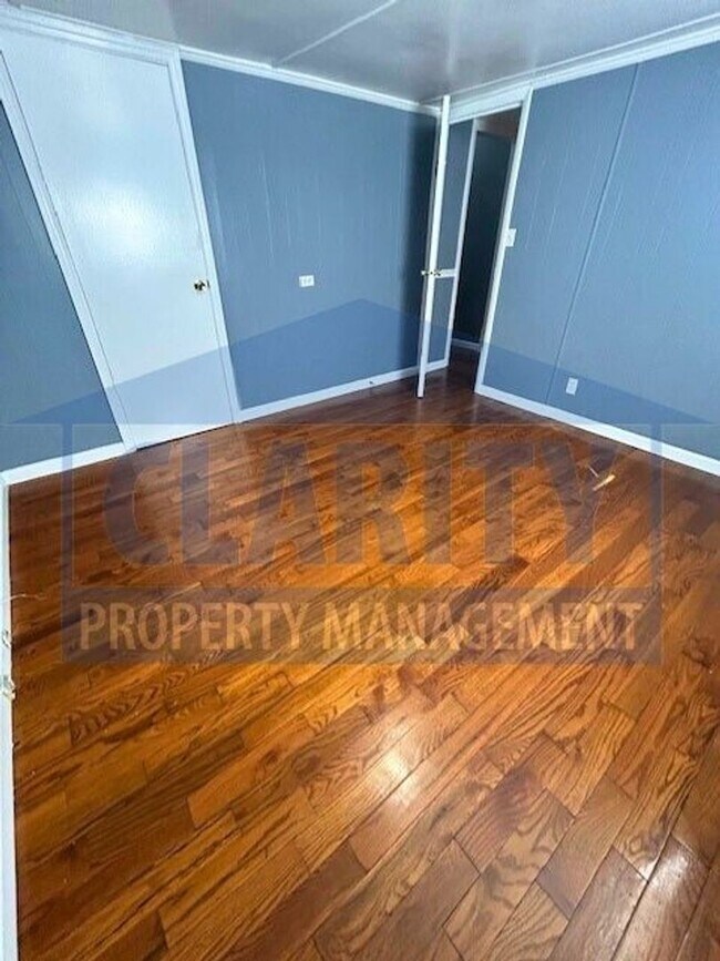 Building Photo - Spacious 3 bedroom, 2 bath home