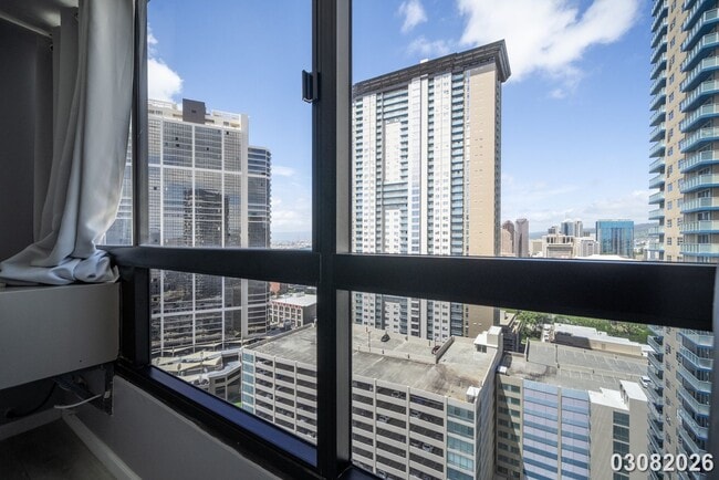 Building Photo - $3,500 / 2br - 896ft2 - Renovated and Modern 2BR/2BA/1PKG unit in the Royal Capito