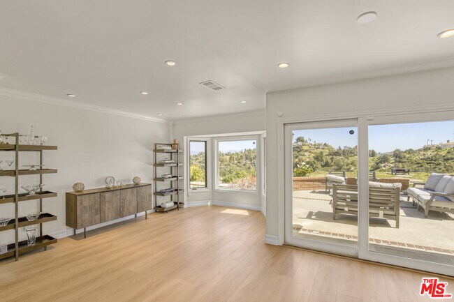 Building Photo - 3970 Ellenita Ave