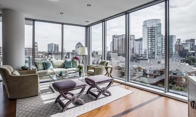 Building Photo - 2900 McKinnon-10205