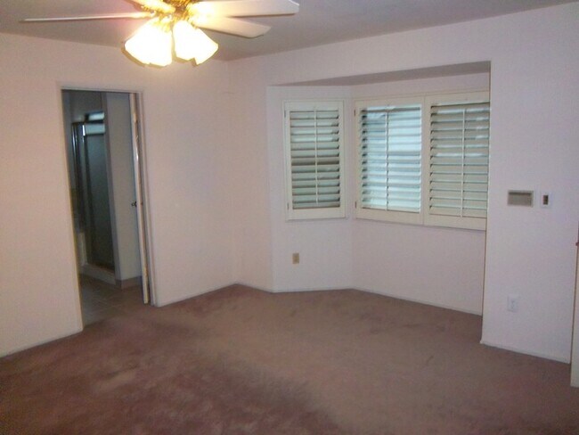 Building Photo - This amazing 2/3 with Den condo won't last!