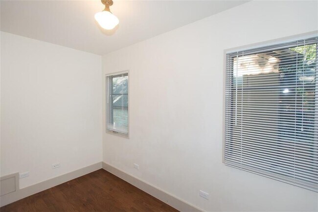 Building Photo - 610 W Live Oak St