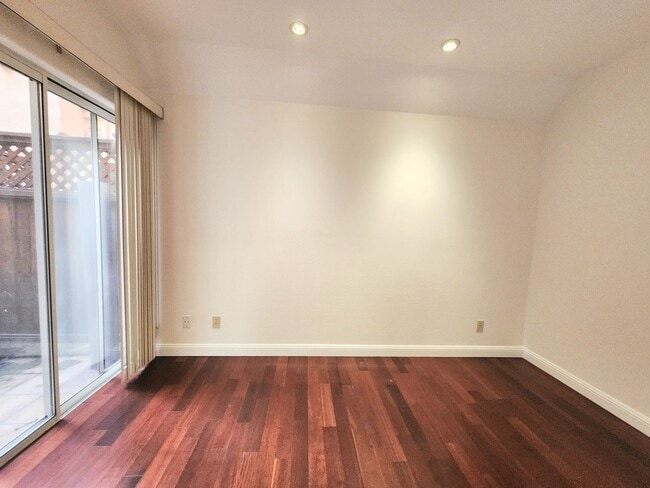 Building Photo - Spacious 3 bedroom condo