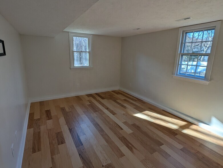 Master bedroom. - 24 Curtis St