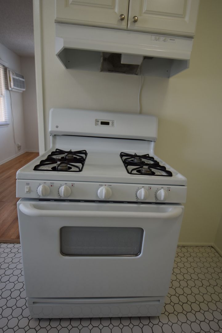 Building Photo - 721 N Hollywood Way