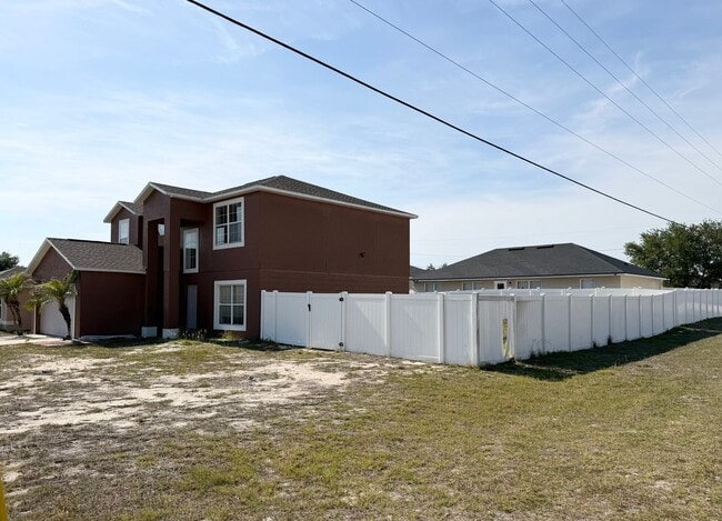 Building Photo - Large 2-Story 4 Bedroom 2.5 Bathroom House w/ Fenced in Yard - For Rent