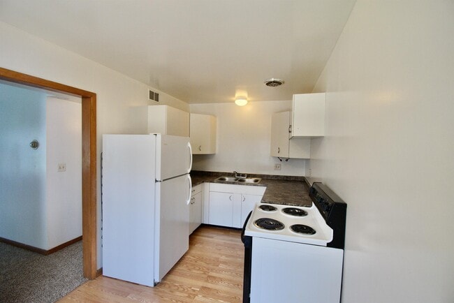 Building Photo - 407 4th Ave E
