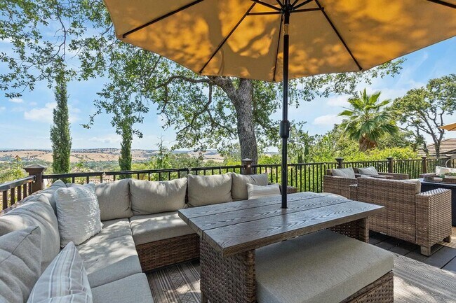 Building Photo - Luxury 5 Bedroom Home with Panoramic Views...