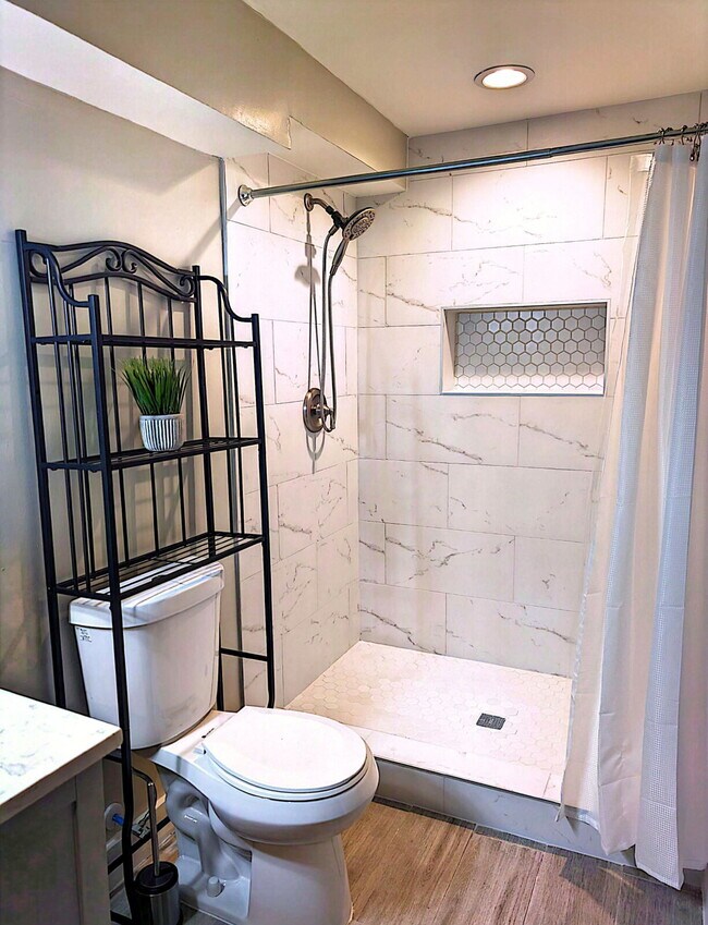 Building Photo - Stylish & Convenient Atlanta Room: All-Inclusive Living!